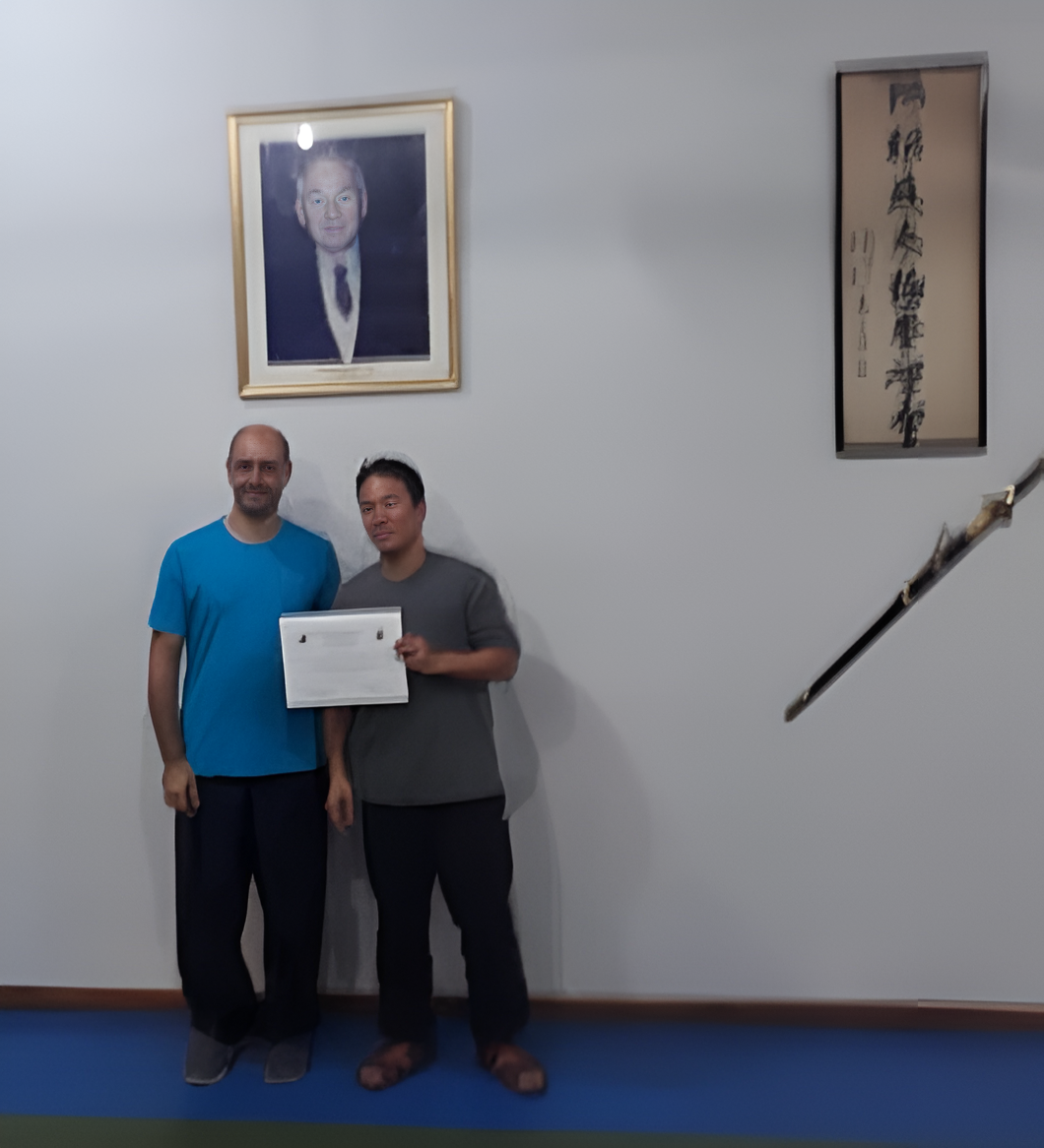 Christiano recebendo certificado do mestre Liang Dehua